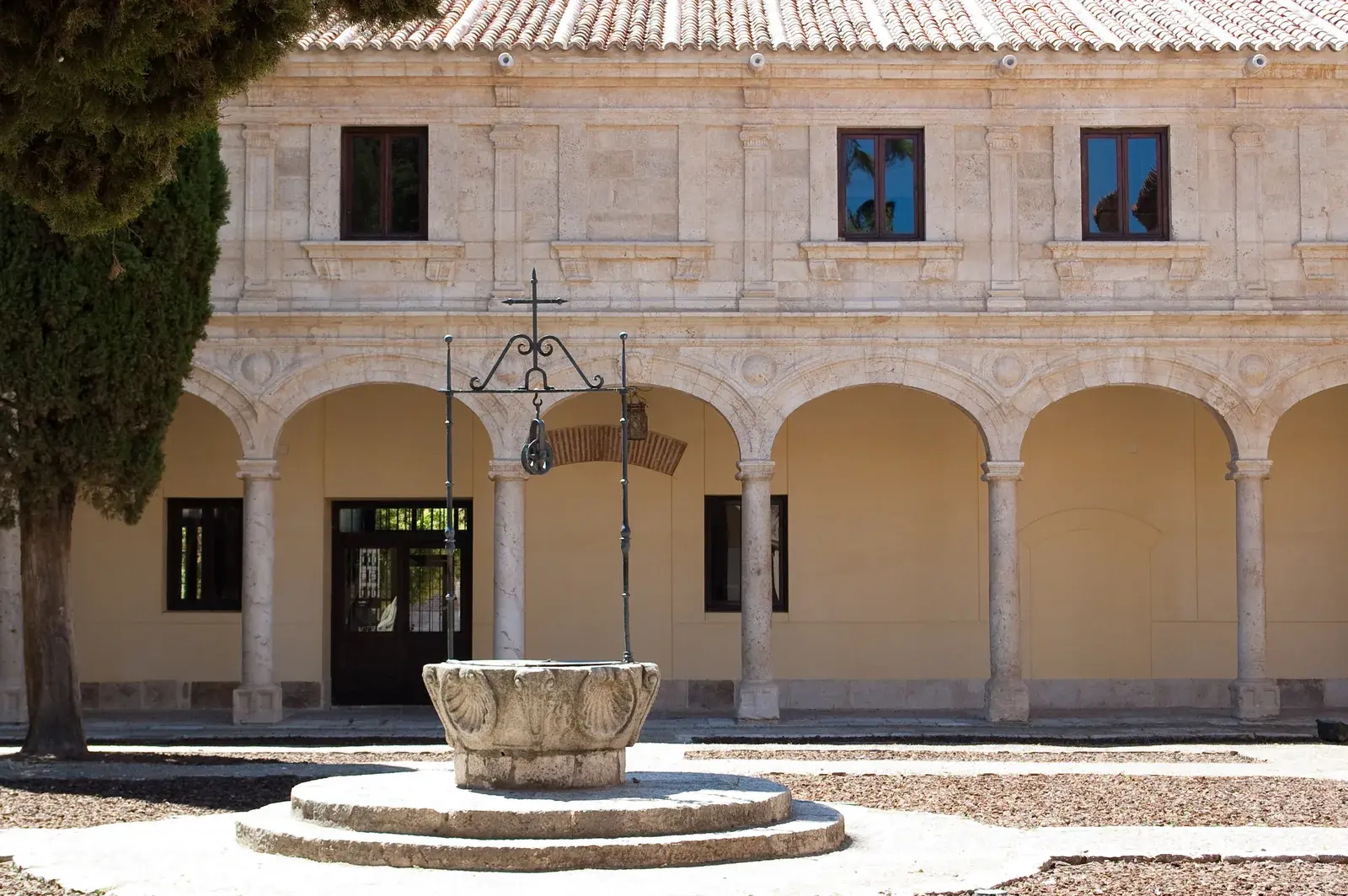 Cloister of the Universidad de Alcalá, where Byron Labs was born